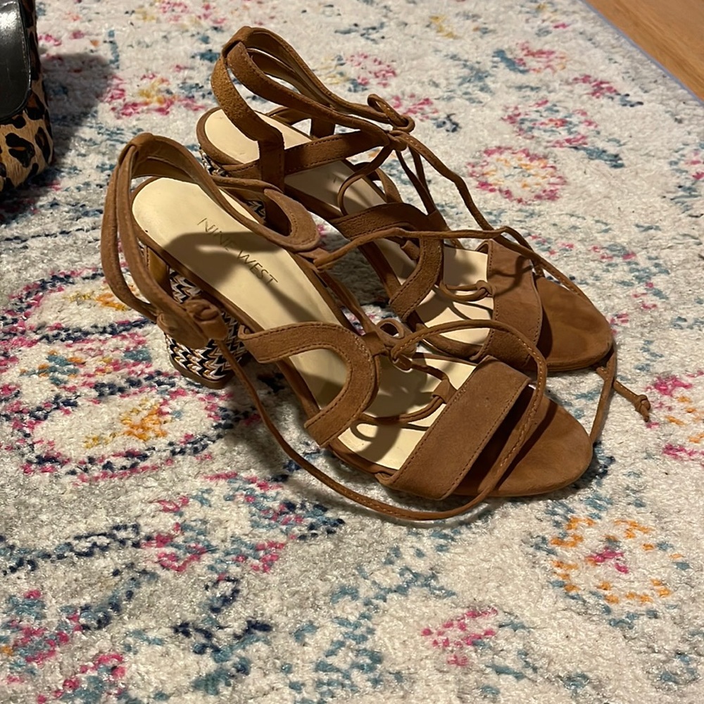 Nine West size 7.5 detail heel strap heel
